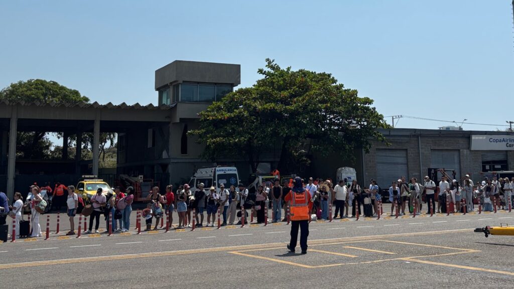 JetSmart passengers waiting to board and baking on the Cartagena tarmac.