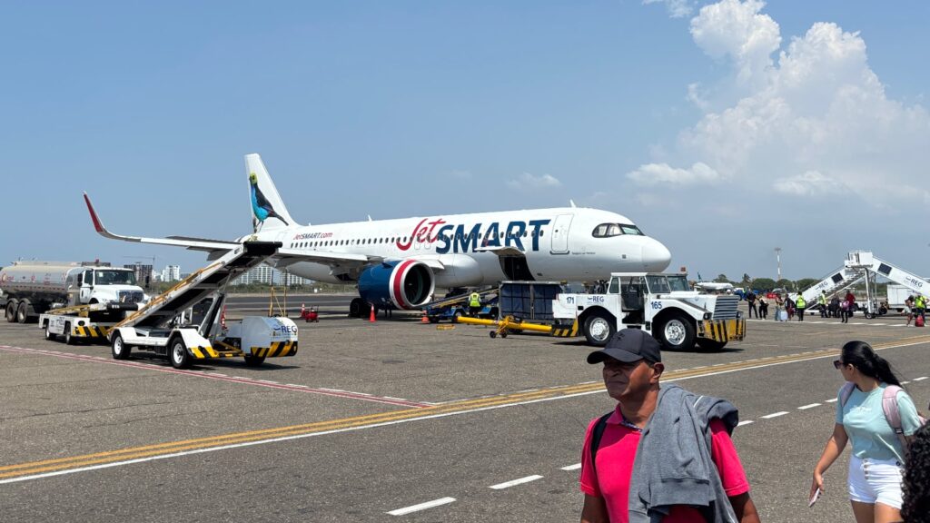 JetSmart plane on the Cartagena tarmac.